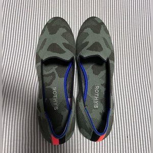 Brand new, never worn Rothy’s loafer. Size 8.5